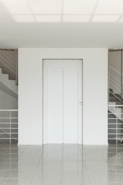 modern bir binada Asansör