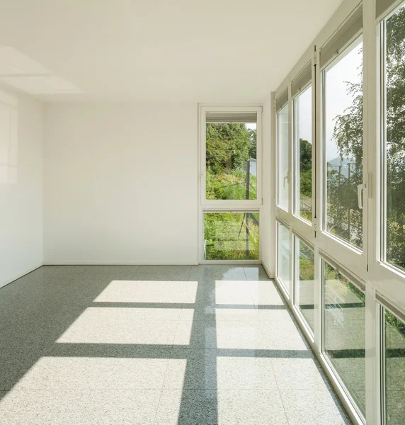 Interior, amplia habitación con ventanas —  Fotos de Stock