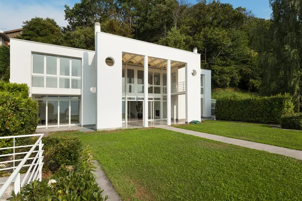 Trädgården av en vit modern villa — Stockfoto