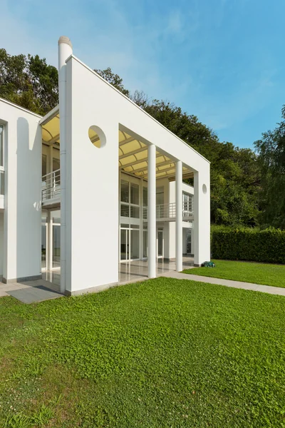 Garden of a white modern villa — Stock Photo, Image