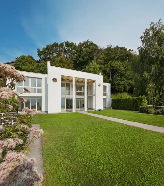 Tuin van een witte moderne villa — Stockfoto