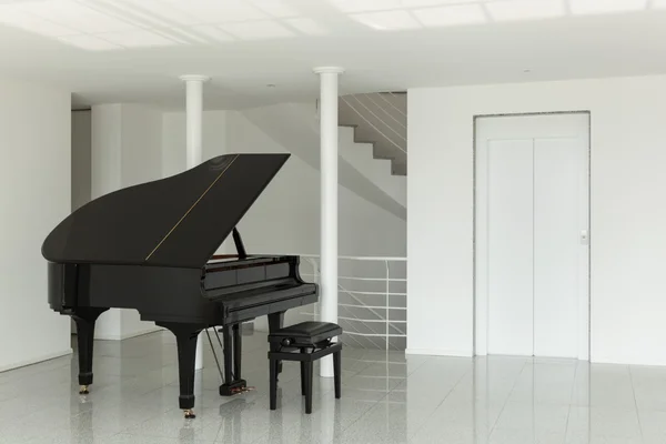 Salle avec piano à queue — Photo