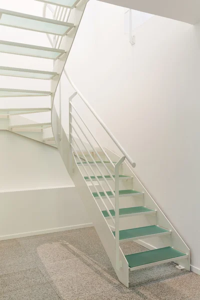 现代化建筑物的楼梯 — 图库照片