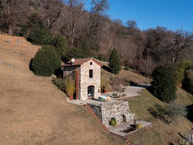 Kule tarzında güzel bir kır evi. Çevresindeki doğa ağaçlar, ağaçlar ve çayırlardan oluşur. Romantik konum ve taş yapı.