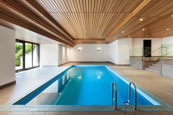 Apartamento, piscina interior — Fotografia de Stock