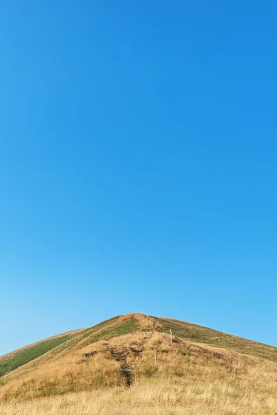 Hügel und klarer Himmel — Stockfoto