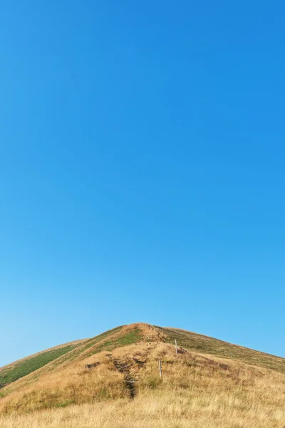 Collina e cielo limpido — Foto Stock