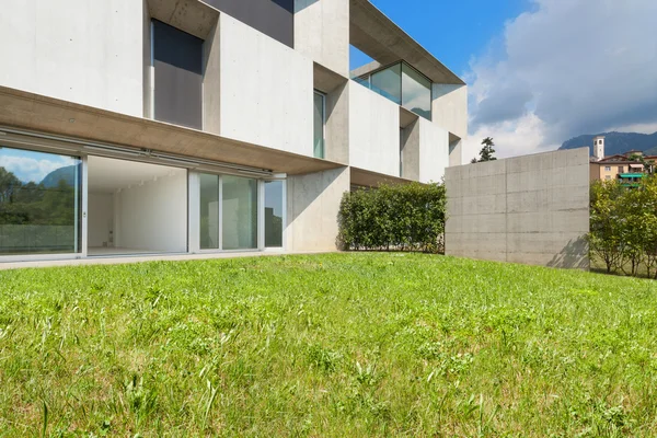 Exterior de una casa moderna con jardín —  Fotos de Stock