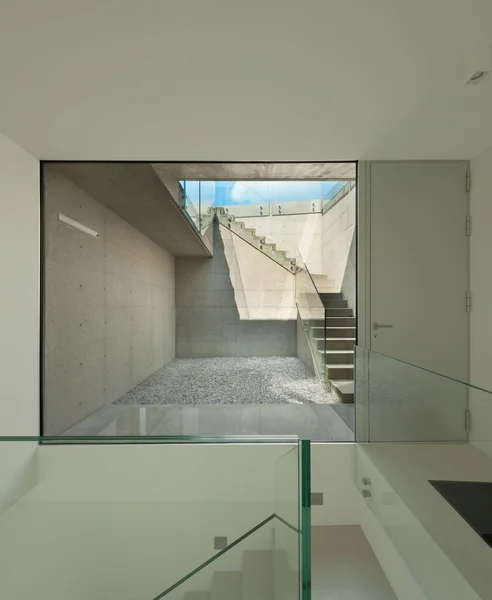 Лестница с большим окном — стоковое фото