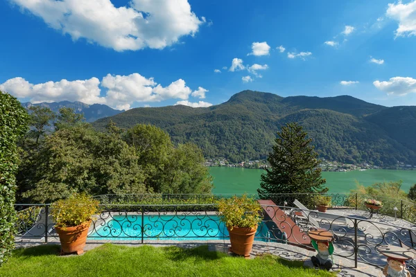 Hermosa terraza con piscina — Foto de Stock