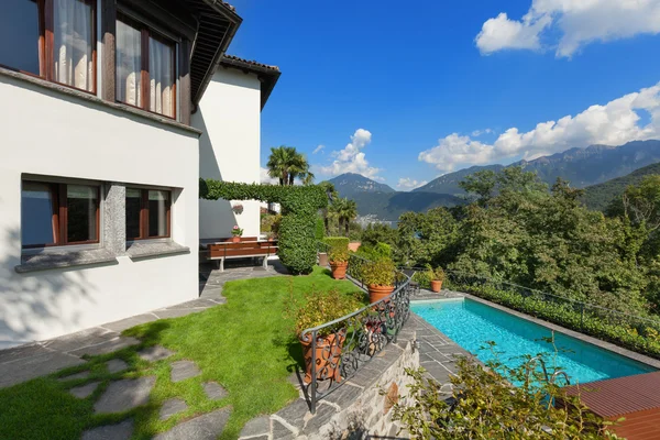 Casa branca com piscina — Fotografia de Stock