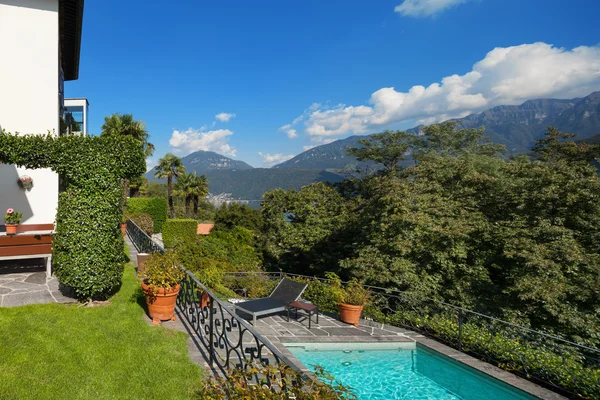 Casa branca com piscina — Fotografia de Stock