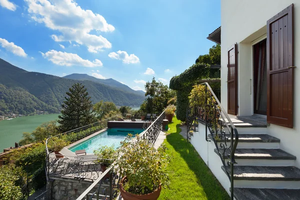 Hermosa terraza con piscina — Foto de Stock