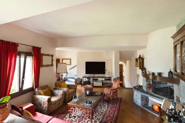 Woonkamer met gezellige open haard en leren bank — stockfoto ... Gezellige woonkamer living rooms