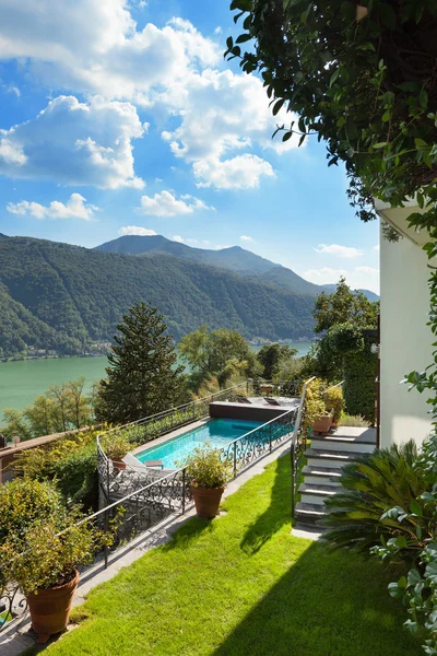 Hermosa terraza con piscina — Foto de Stock