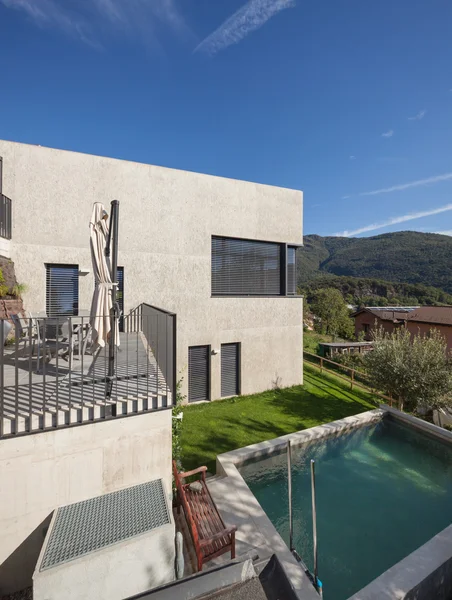 Arquitetura, moradia geminada com piscina — Fotografia de Stock