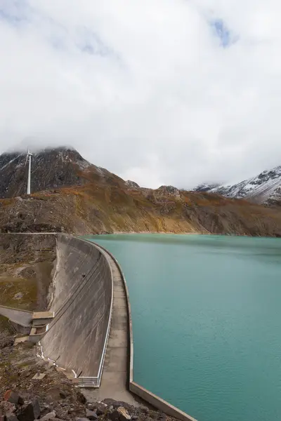 Paysage montagneux suisse avec barrage, personne à l'intérieur — Photo