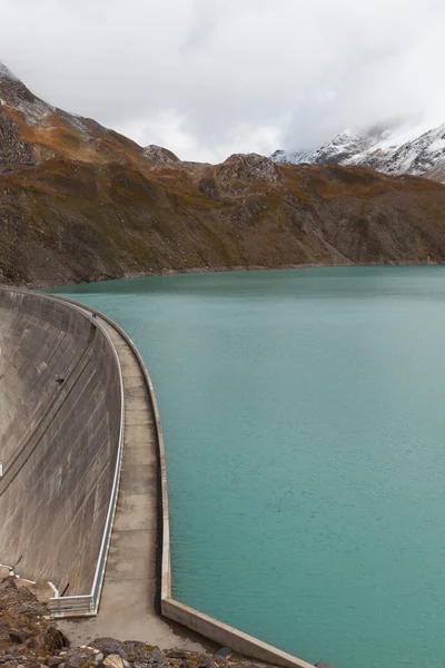 Paysage montagneux suisse avec barrage, personne à l'intérieur — Photo
