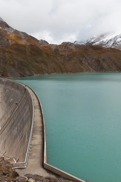 Švýcarská horská krajina s dam, nikdo uvnitř — Stock fotografie