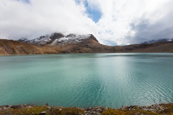 Paesaggio alpino svizzero, vista lago sulle montagne — Foto Stock