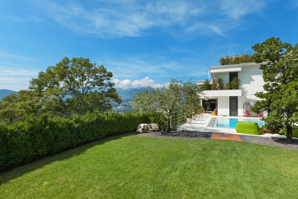 Casa branca com piscina — Fotografia de Stock