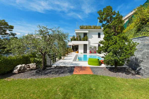 White house with swimming pool — Stock Photo, Image