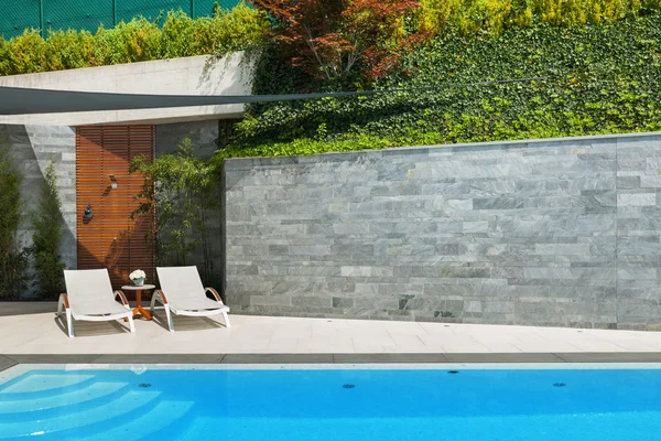 Hus med pool — Stockfoto