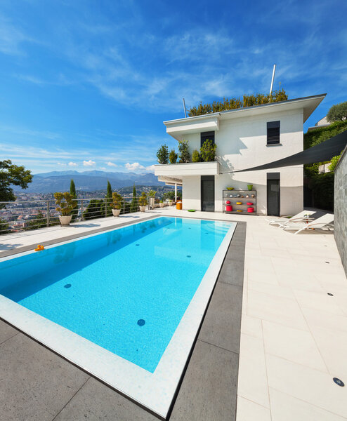 белый дом с бассейном
