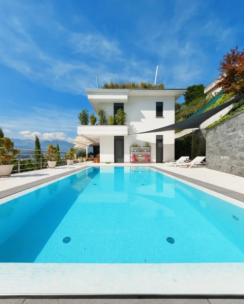 Vita huset med pool — Stockfoto