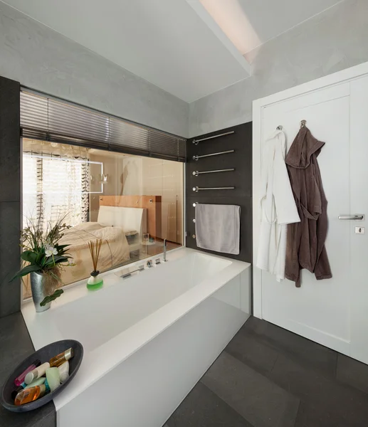 Интерьер, удобная ванная комната — стоковое фото
