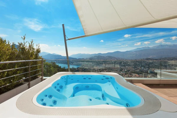 Schöne Terrasse mit Whirlpool — Stockfoto