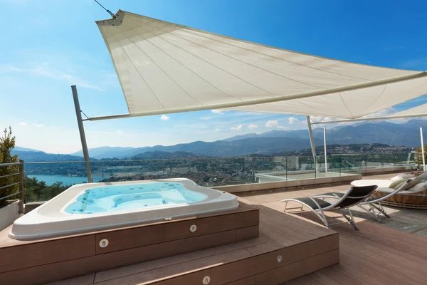 Schöne Terrasse mit Whirlpool — Stockfoto