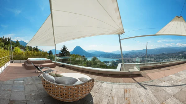 Hermosa terraza de un ático — Foto de Stock