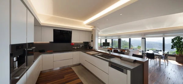 Keuken van een luxe appartement — Stockfoto