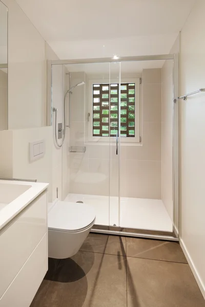 Modernes Badezimmer mit Dusche — Stockfoto
