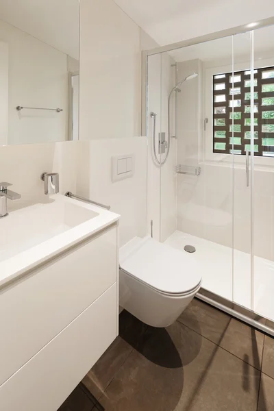 Moderno baño con ducha — Foto de Stock