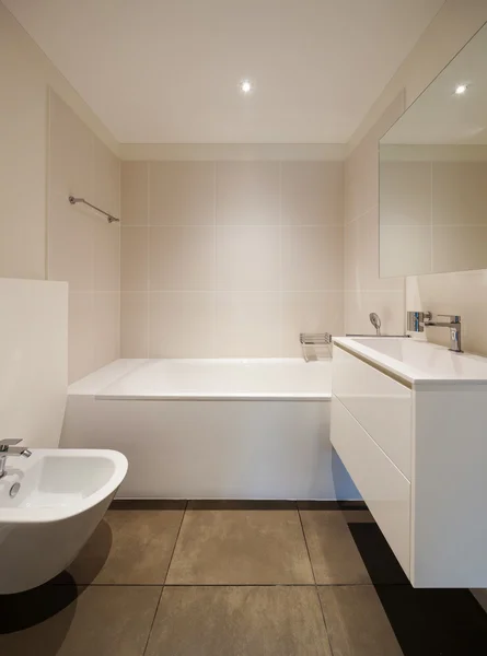 Интерьер новой квартиры, современная ванная комната — стоковое фото