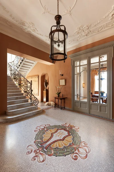 Grand foyer of a luxury mansion — Stock Photo, Image