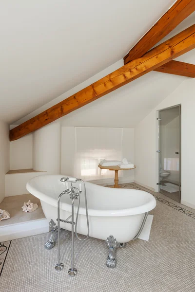 经典的浴室，有白色的浴缸 — 图库照片