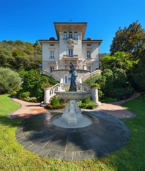 Beautiful classical mansion — Stock Photo, Image