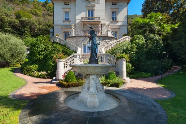 Beautiful classical mansion — Stock Photo, Image