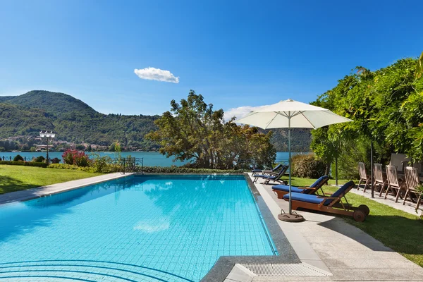 Beautiful swimming pool overlooking the lake — Stock Photo, Image