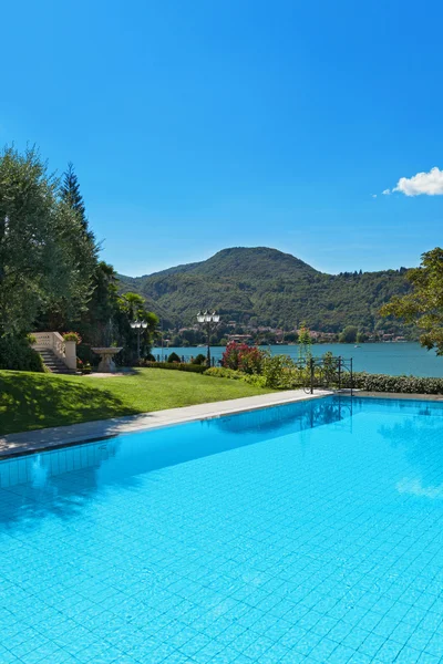 Bela piscina com vista para o lago — Fotografia de Stock