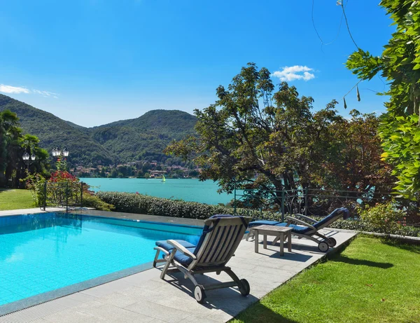 Vacker pool med utsikt över sjön — Stockfoto