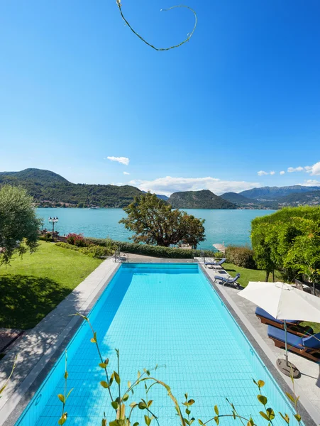 Vacker pool med utsikt över sjön — Stockfoto