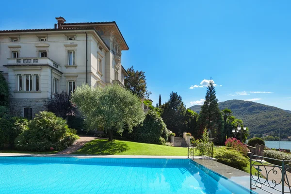 Hermosa piscina con vistas al lago — Foto de Stock