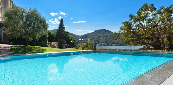 Bela piscina com vista para o lago — Fotografia de Stock