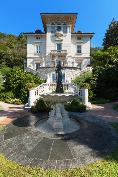 Bela mansão clássica — Fotografia de Stock