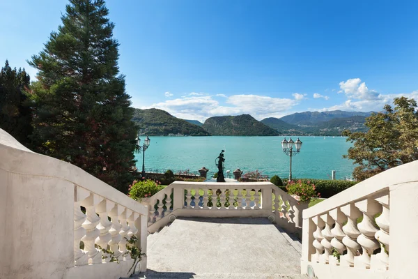 Grande escada com vista para o lago — Fotografia de Stock