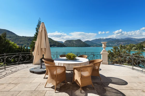 Hermosa terraza con vistas al lago — Foto de Stock